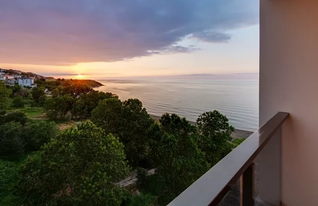 عائلة في منتزه شال كاميلي الطبيعي وسط الغابة