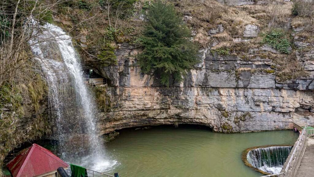 شلال مغارة تشال بالربيع