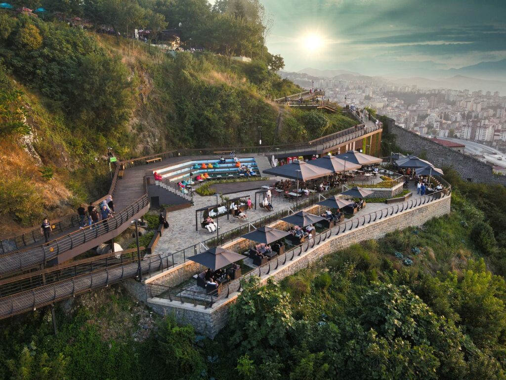 عائلة تستمتع بالبيكنيك على ضفاف بحيرة سيرا في طرابزون